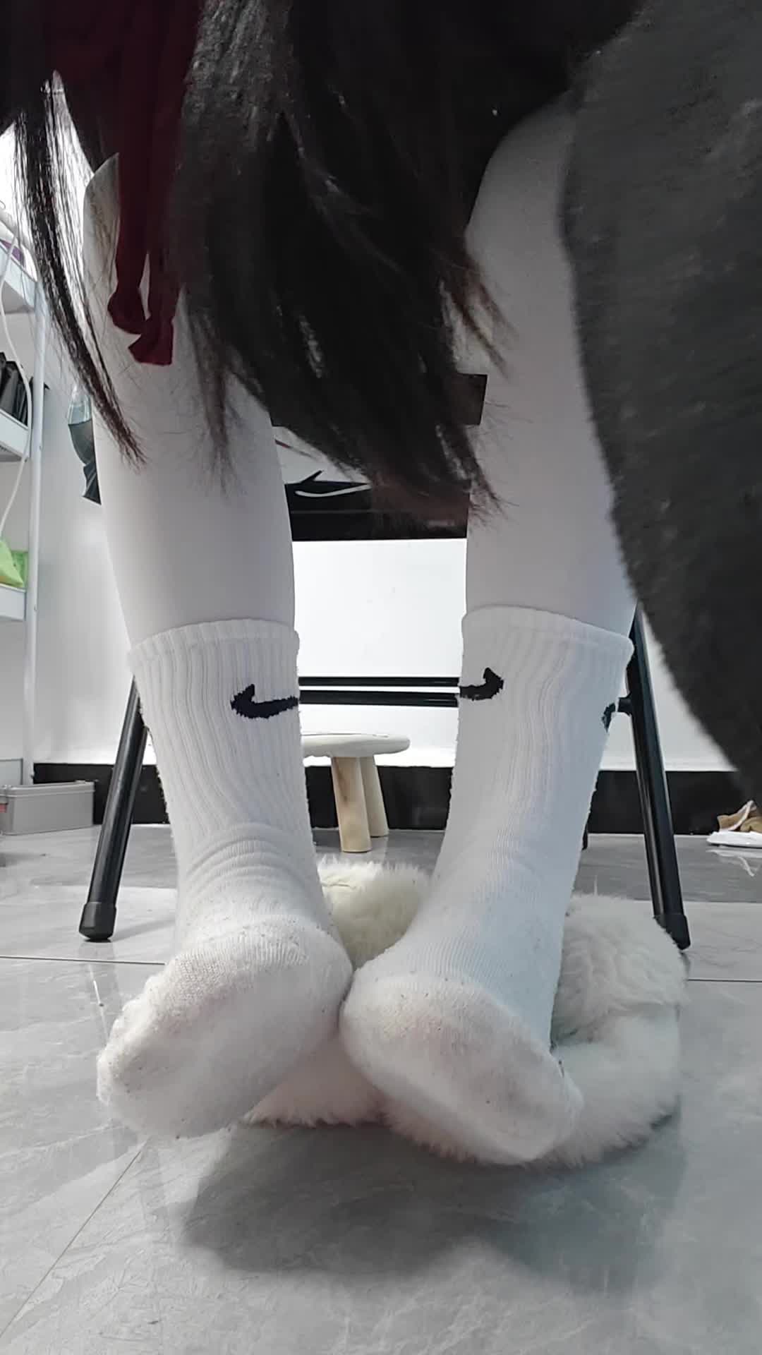 jk 厚白丝 运动棉袜 毛毛拖鞋 羞辱 秀足 搓脚