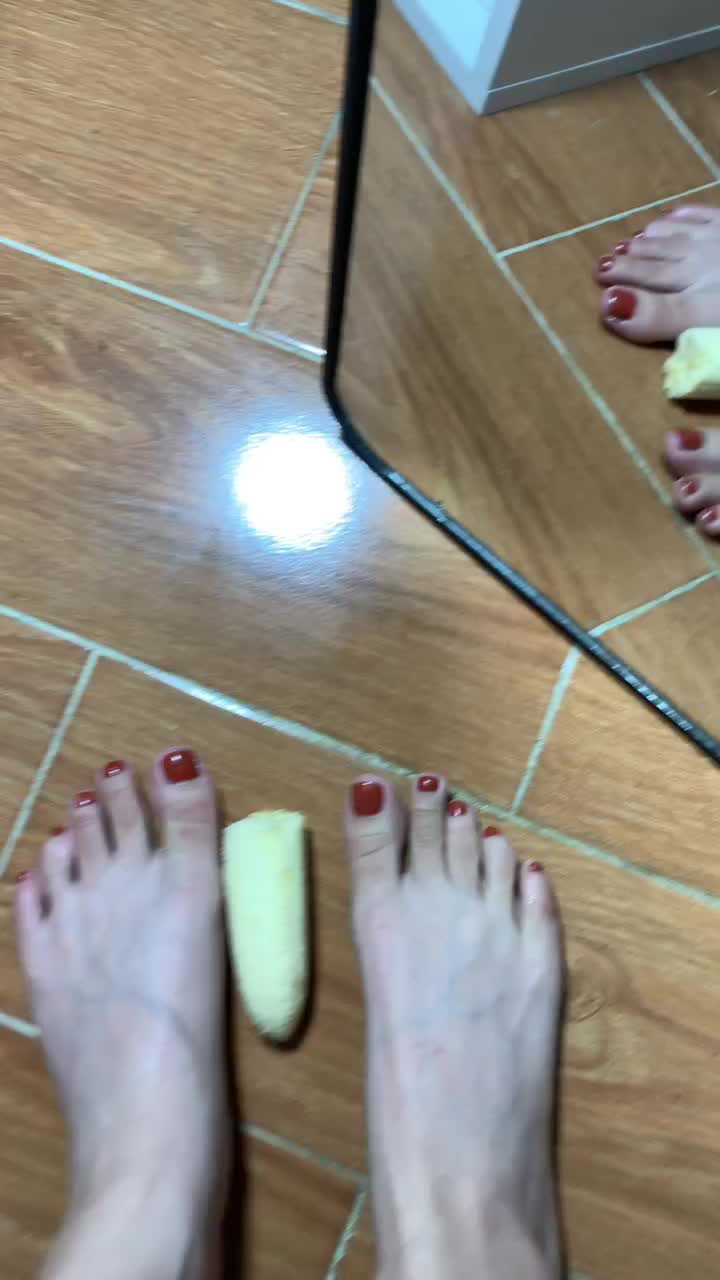 裸足 秀足 踩食物 夹棍子