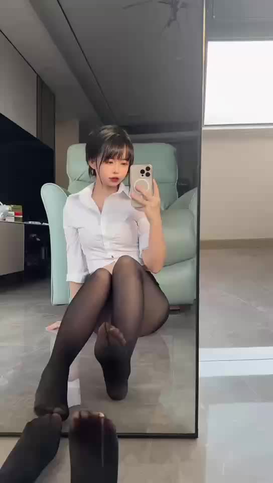 黑丝 对镜自拍 跳宅舞 秀足