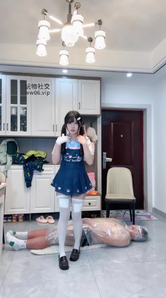 双马尾 软妹服 小皮鞋 白过膝袜 裸足 真人调教 保鲜膜捆绑 全体重踩踏 羞辱 舔脚