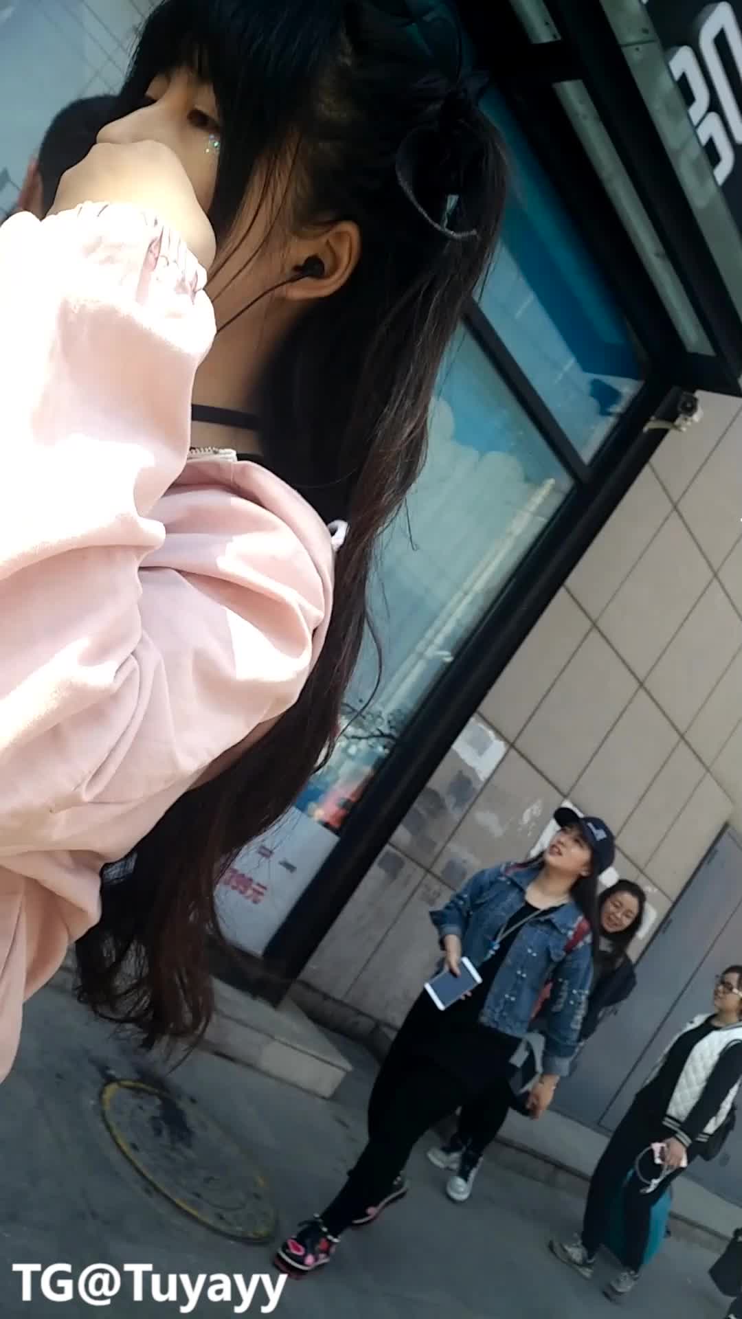 街头涂鸦 过膝袜 小皮鞋 萌妹子 萝莉 街射 拍正脸妹子吓跑了