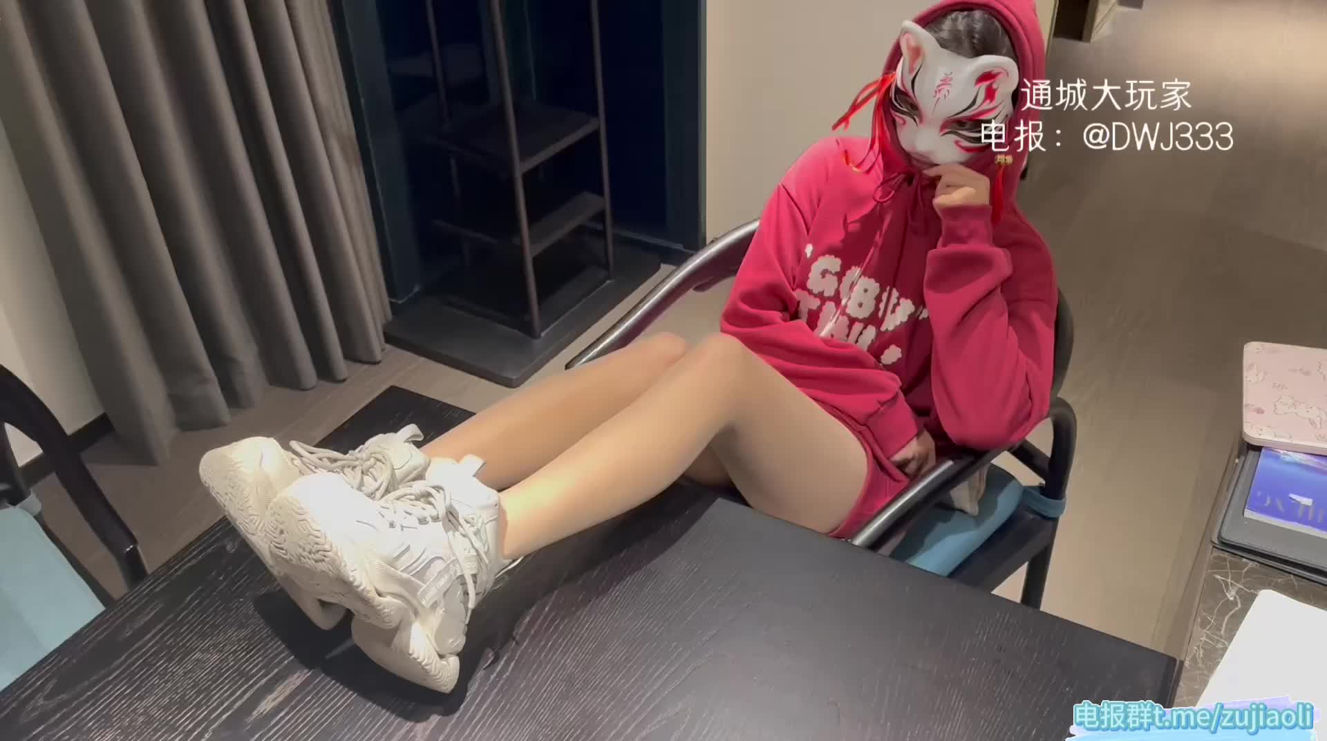 狐狸面具 运动鞋 裸足 舔脚