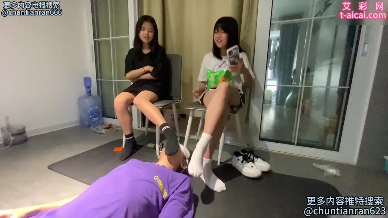 学生 双人 黑袜 白袜 裸足 踩脸 调教 舔脚