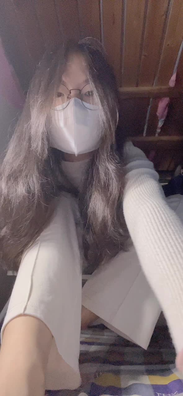 学生 宿舍 裸足 人字拖 秀足 脚底特写