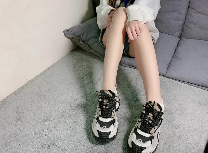 卫衣 运动鞋 粉白棉袜 裸足 秀足 淫语 假鸡鸡 模拟足交