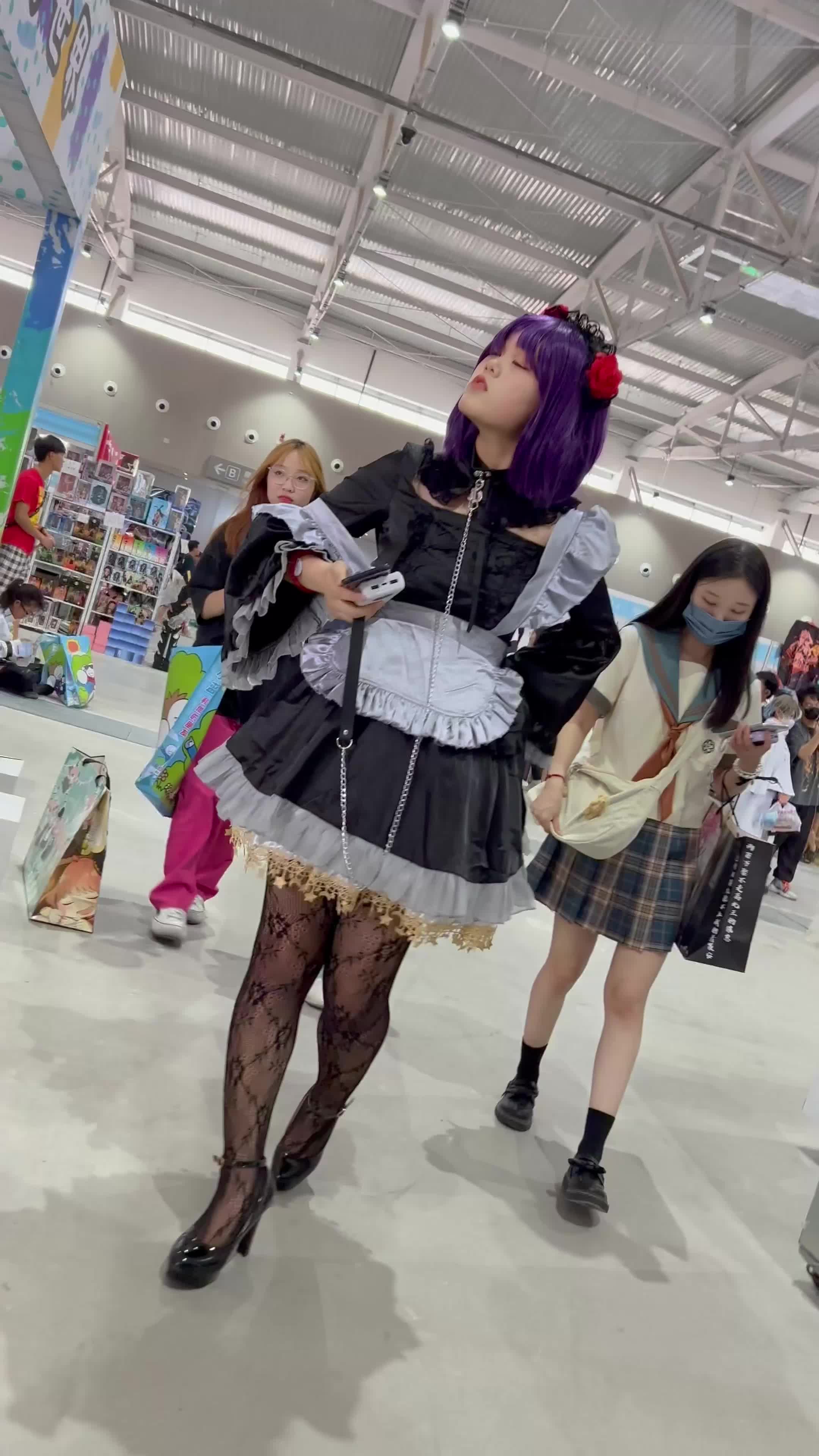 更衣人偶坠入爱河 喜多川海梦 黑江雫 黑网袜 漫展 抄底 偷拍 近距离拍摄 足底特写