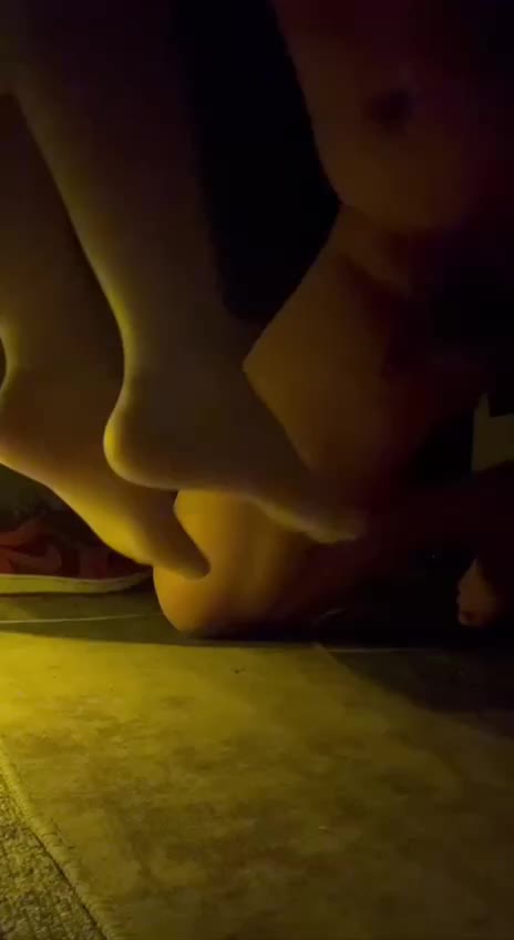 超薄白丝 踢裆 全体重踩踏 踩鸡 足交