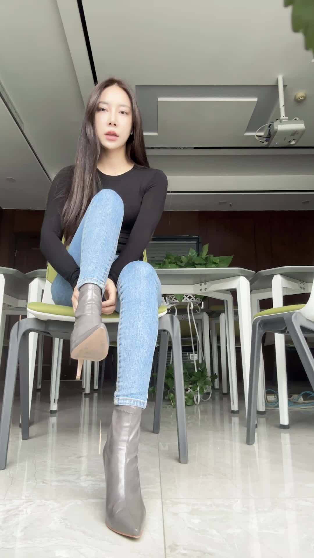 牛仔裤 短靴 裸足 秀足