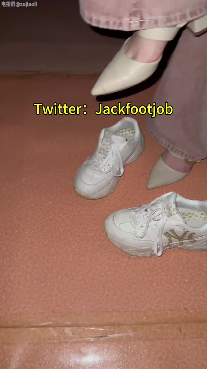 jackfootjob 楼道 高跟 运动鞋 裸足 鞋交 足交 打飞机