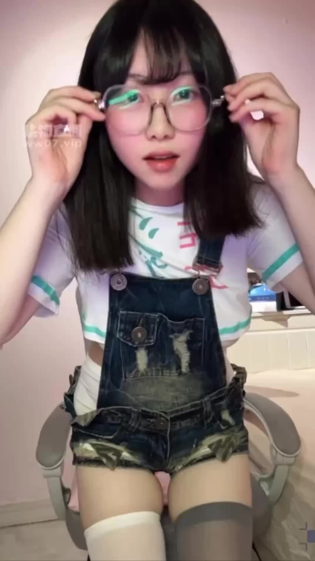 眼镜 背带裤 童颜巨乳 白过膝袜 反差 中指 倒计时 盯