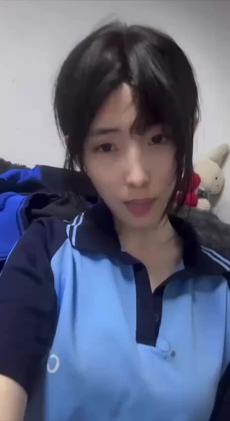 学生装 冰丝短袜 裸足 玩水瓶 伸舌头 秀足