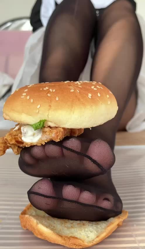 白丝 黑丝 裸足 踩食物 可食用玉足