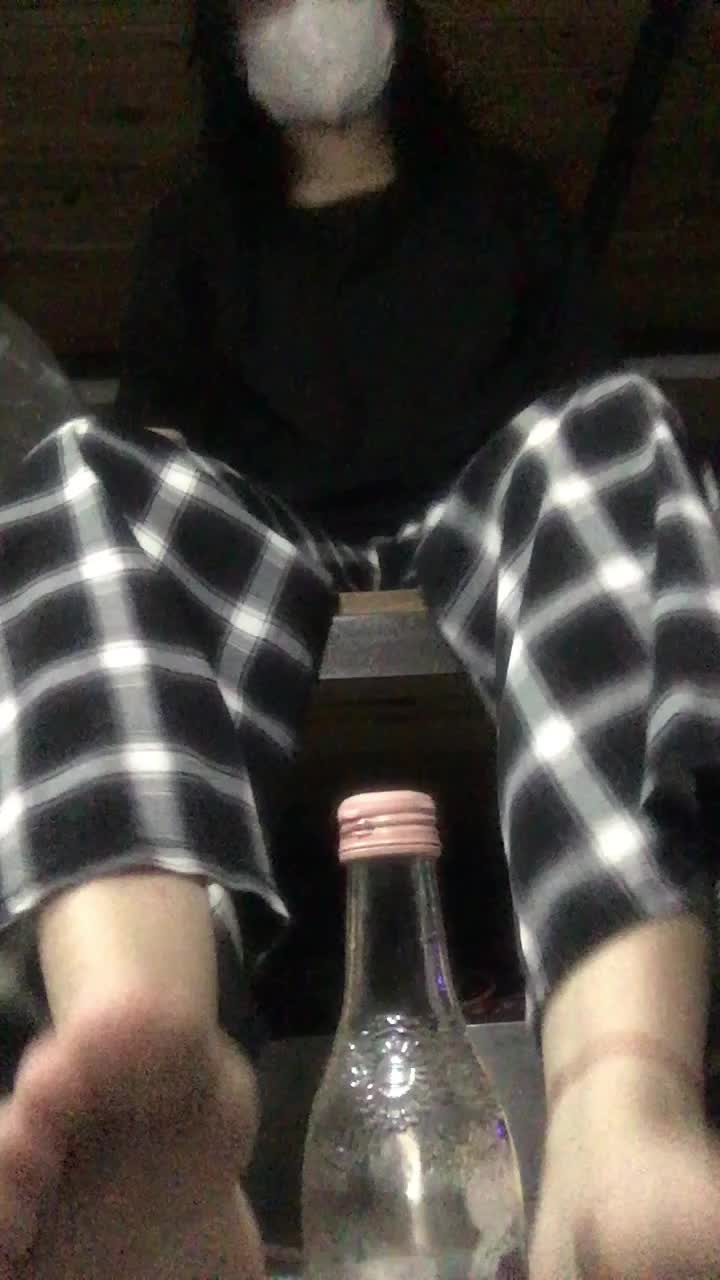 学生妹 裸足 模拟足交