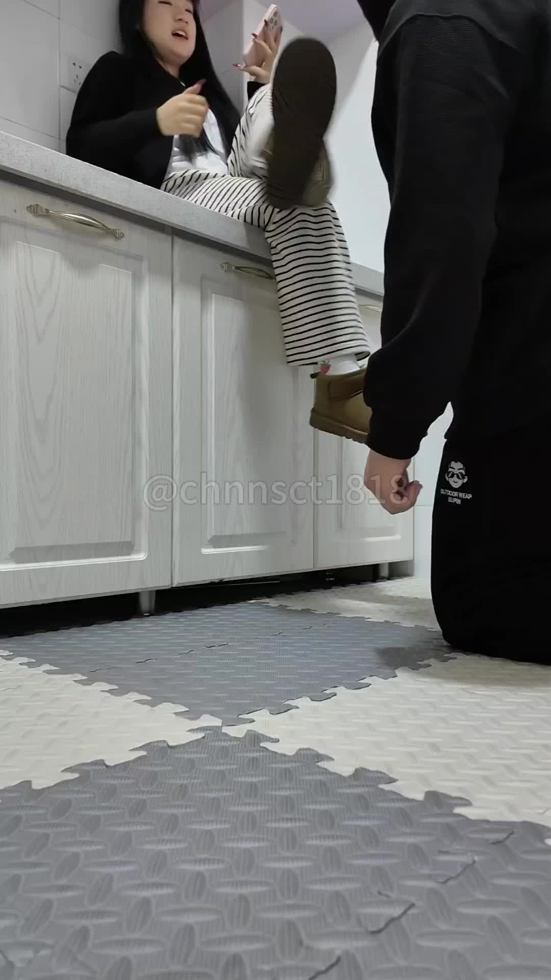 精神小妹 面包鞋 裸足 全体重踩踏 舔脚 足交