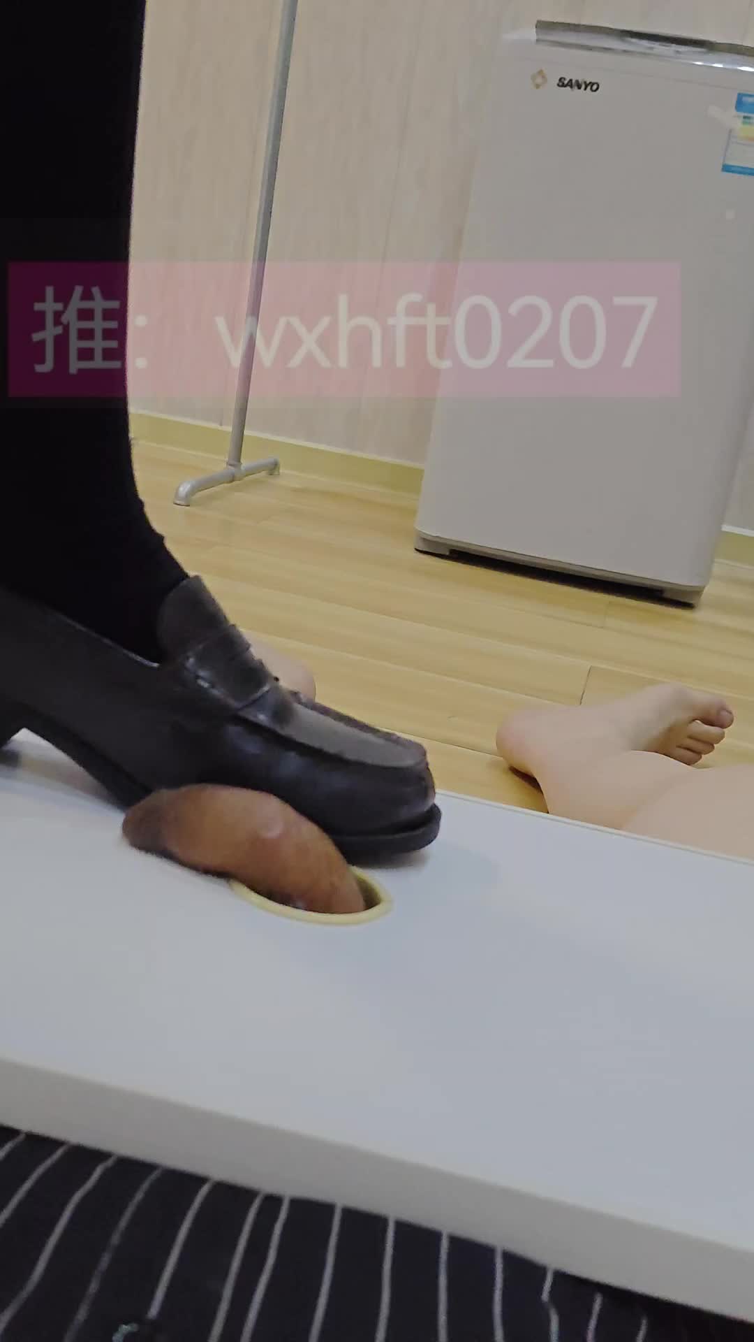 小皮鞋 厚黑丝 隔板 踩踏 鞋交