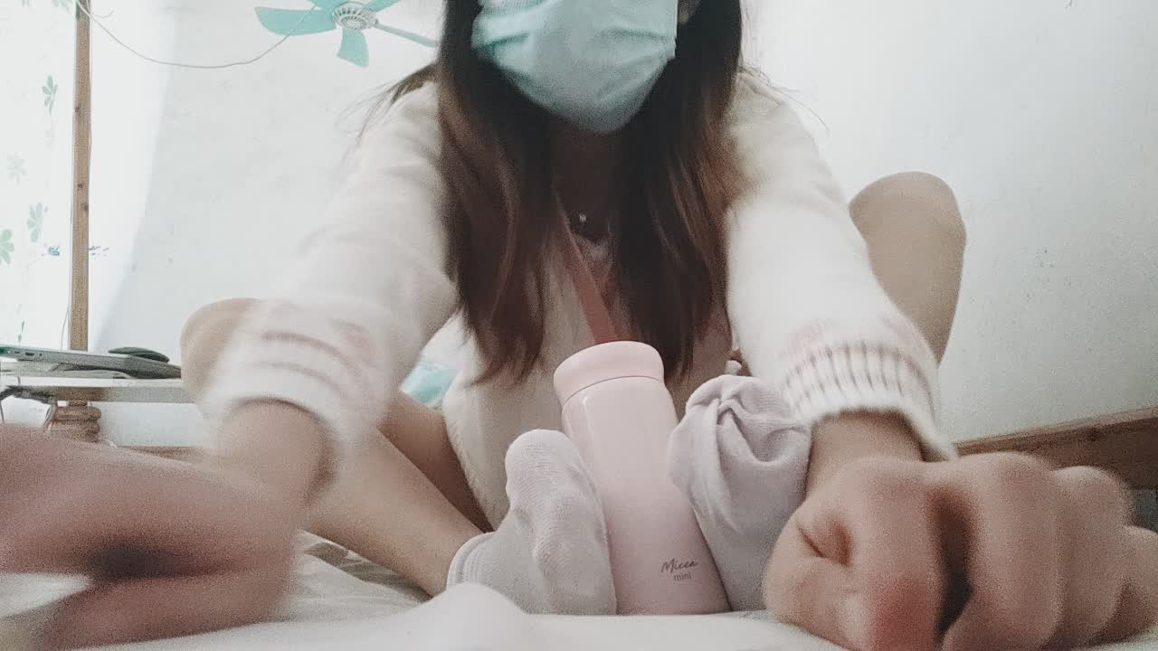 白袜 裸足 秀足 淫语 水杯 模拟足交