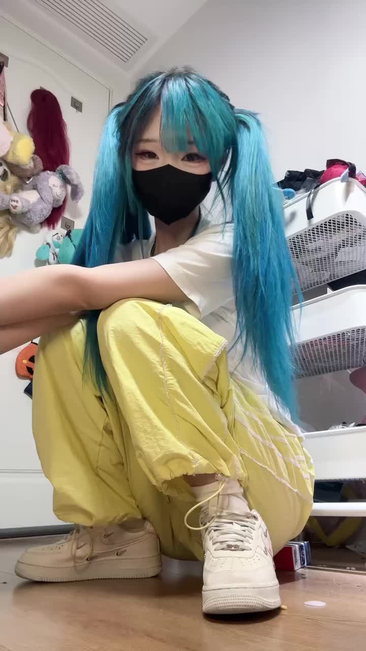 双马尾 运动鞋 休闲裤 白袜 羞辱 踩面包 饭盒 倒计时 中指 盯