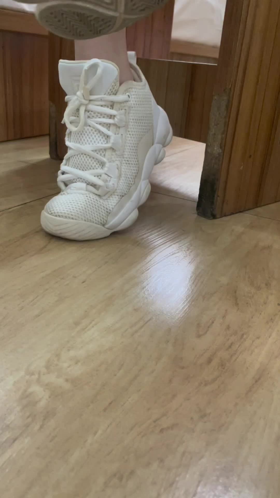 背带牛仔裤 精神小妹 运动鞋 羞辱 踩鸡 鞋交 打飞机 中文字幕